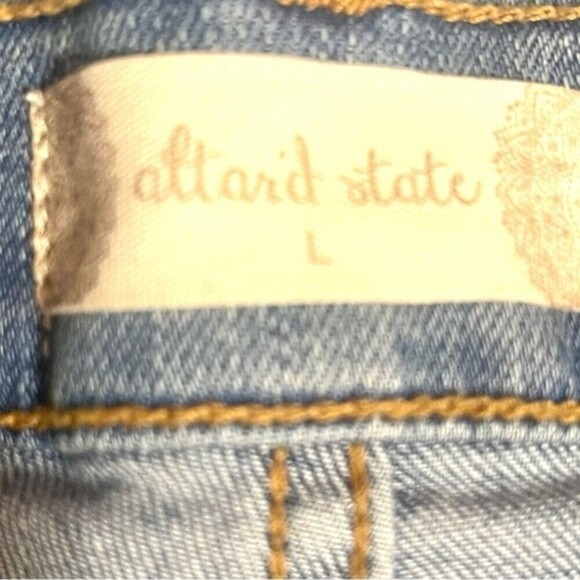 Altar’d State Campbell Distressed Denim Shorts Size Large​ - Picture 2 of 3